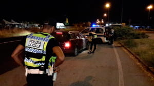 Al volante totalmente ubriaca, tasso alcolico 5 volte oltre il limite: via la patente e l'auto
